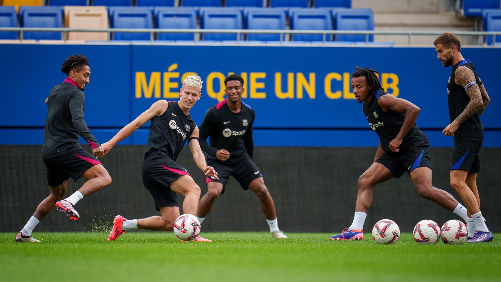 Dani Olmo, Raphinha, Balde, Iñigo y Koundé en un entrenamiento del Barça