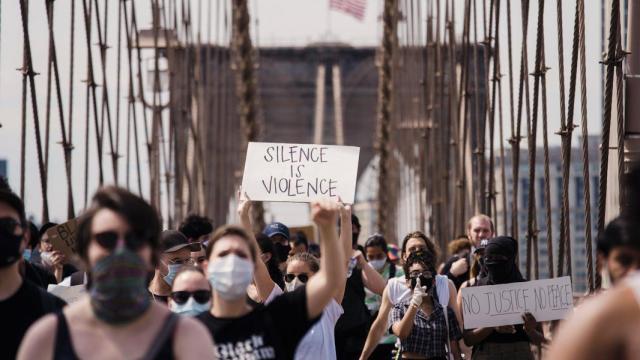 Manifestación de protesta contra la violencia racista en Estados Unidos