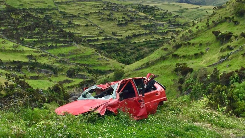 Coche siniestrado junto a la carretera