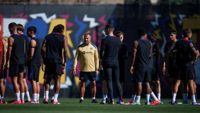 Hansi Flick charla con los jugadores del Barça en un entrenamiento