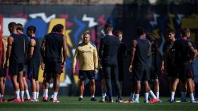 Hansi Flick charla con los jugadores del Barça en un entrenamiento