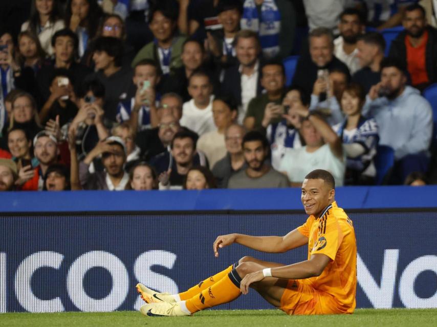 Mbappé, en el césped, durante el partido entre la Real y el Real Madrid