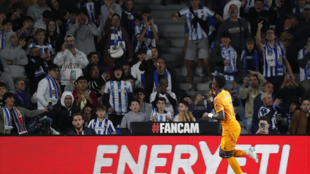 Vinicius manda callar a la afición de la Real Sociedad tras marcar de penalti