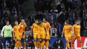 Los jugadores del Real Madrid celebran el gol de Vinicius