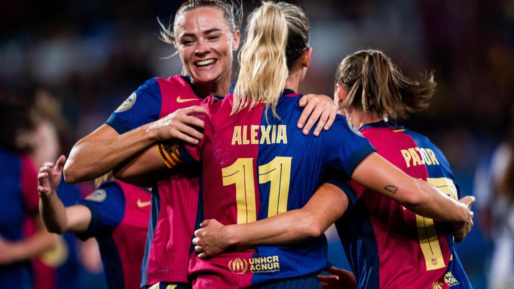 Alexia Putellas y Frido Rolfö celebran un gol en Liga F contra la Real Sociedad