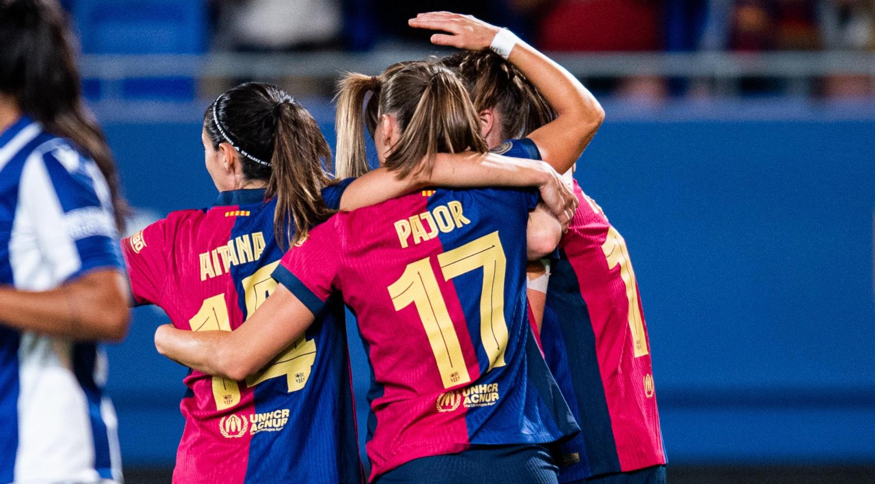 Las jugadoras del Barça Femenino se abrazan tras marcar un gol contra la Real Sociedad