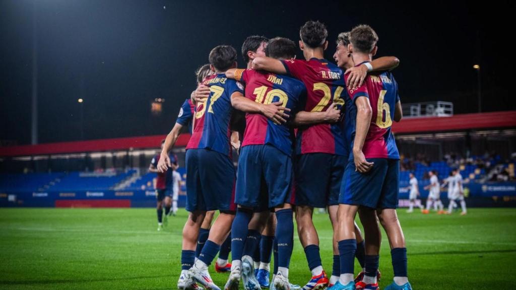 Los jugadores del Barça B se abrazan en la victoria contra el Ourense