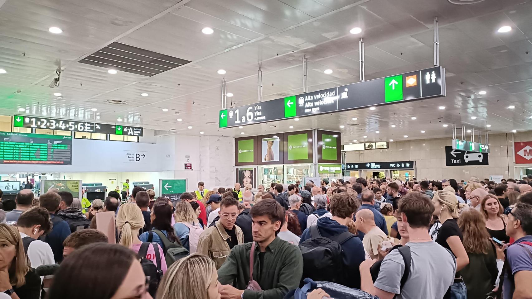 Pasajeros atrapados en Sants ayer por el descarrilamiento de un AVE en Barcelona