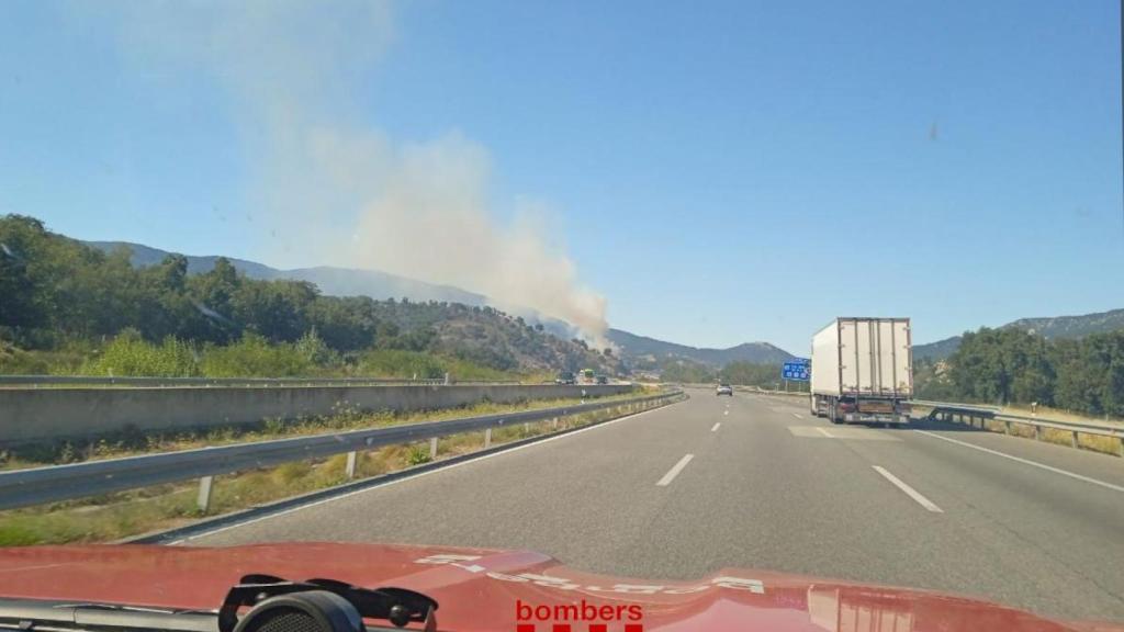 Imágenes del incendio junto a la autopista AP-7 a la altura de Agullana