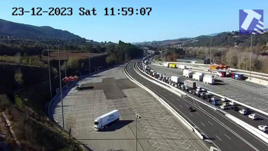 Imagen de un atasco en la autopista AP-7 en la zona de limitación de velocidad