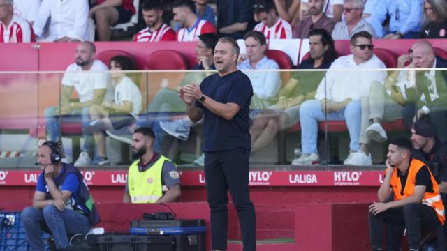 Hansi Flick da instrucciones a sus futbolistas en Montilivi