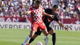 Ferran Torres presiona a David López en el Girona-Barça