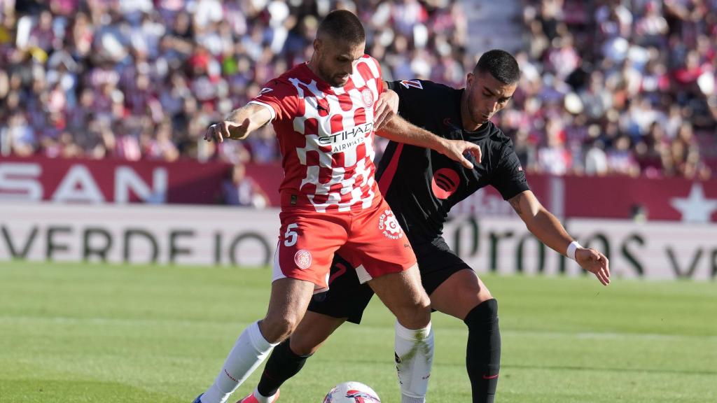 Ferran Torres presiona a David López en el Girona-Barça