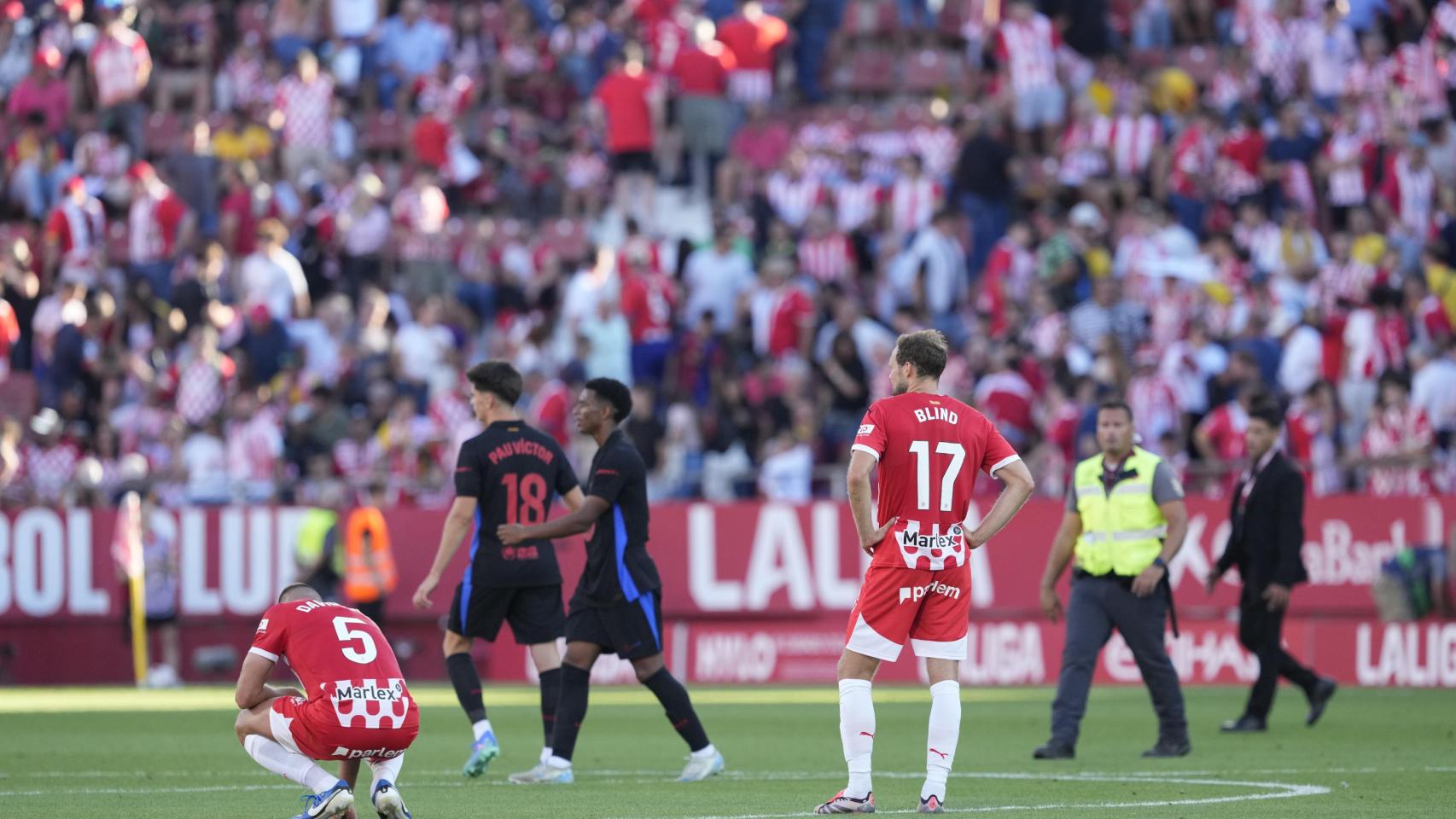 Los jugadores del Barça y el Girona, tras el derbi catalán en Montilivi