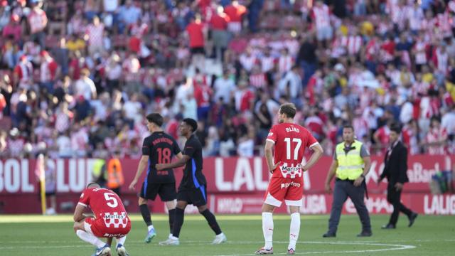 Los jugadores del Barça y el Girona, tras el derbi catalán en Montilivi