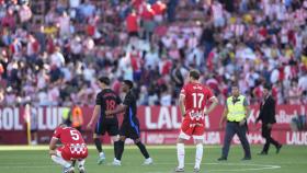 Los jugadores del Barça y el Girona, tras el derbi catalán en Montilivi