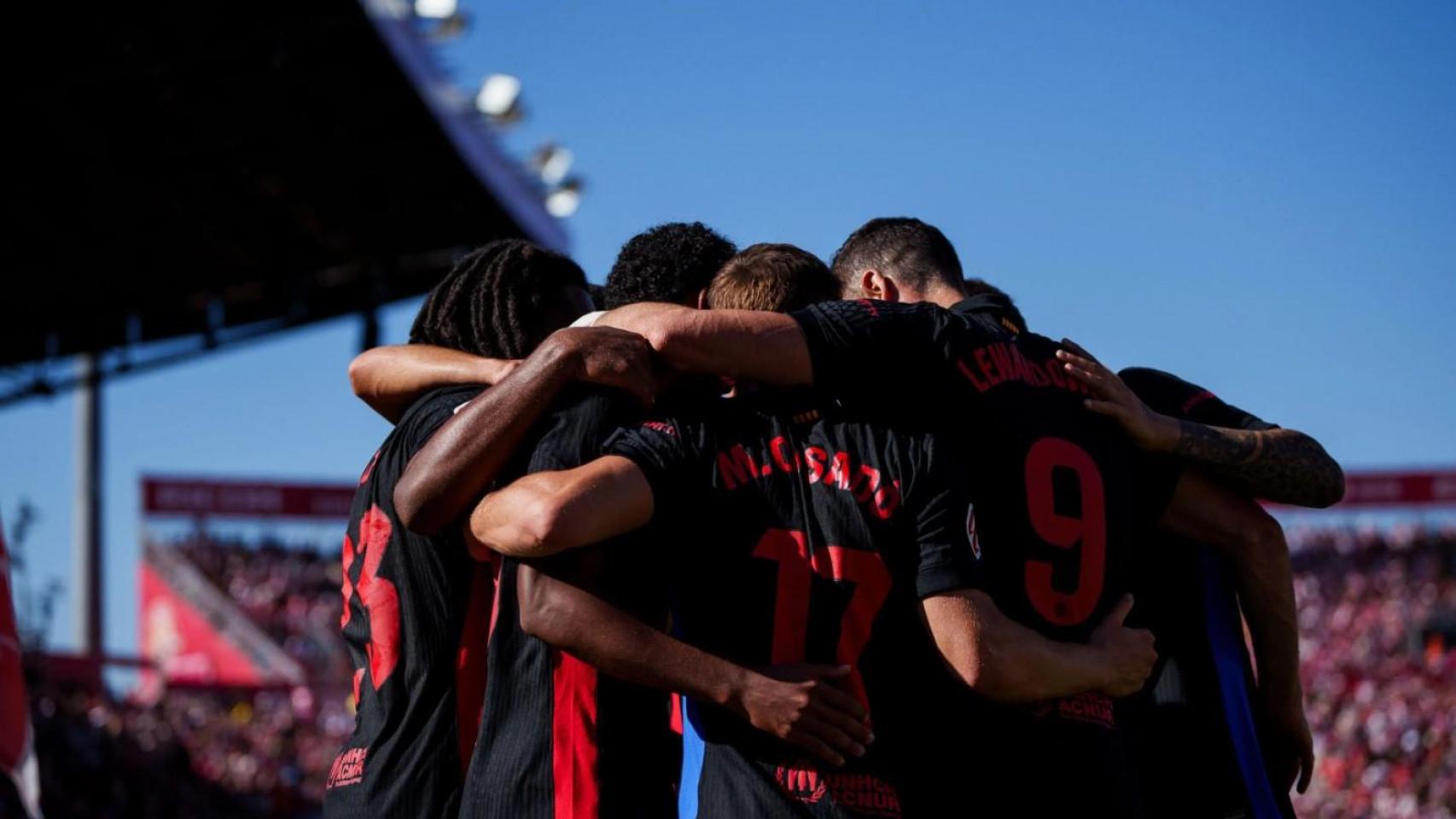 Los jugadores del Barça celebran un gol en Montilivi contra el Girona