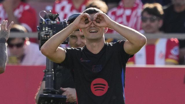 Pedri realiza su clásica celebración de las gafas tras marcar contra el Girona