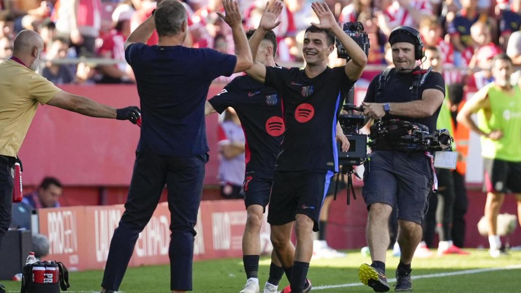 Pedri corre a abrazar a Hansi Flick tras marcar contra el Girona