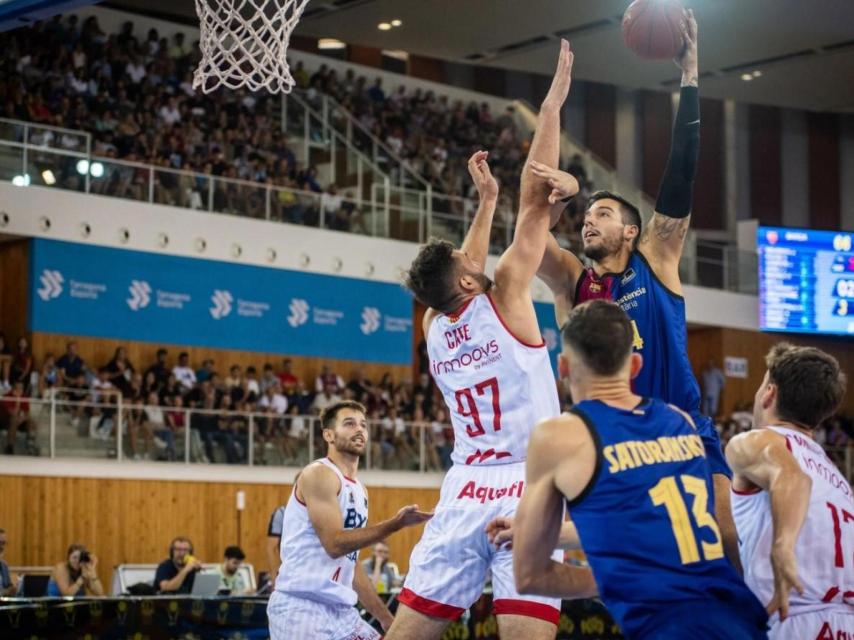 Willy Hernangómez intenta realizar un gancho en la final de la Lliga Catalana