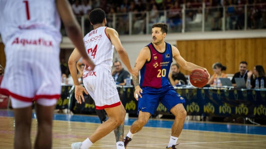 Nico Laprovittola dirige el juego del Barça de basket en la final de la Lliga Catalana