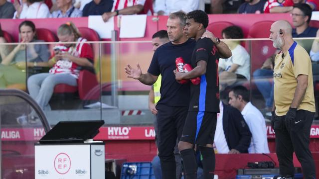 Hansi Flick da instrucciones a Lamine Yamal en el derbi Girona-Barça