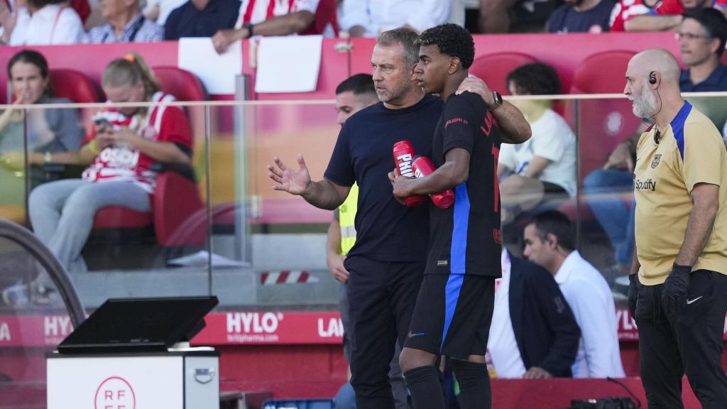 Hansi Flick da instrucciones a Lamine Yamal en el derbi Girona-Barça