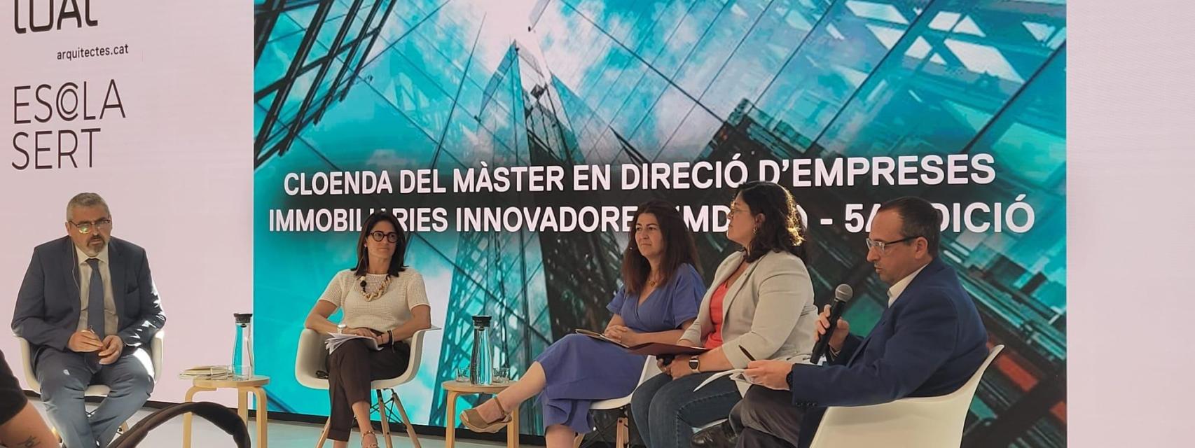 Imagen de la Clausura del Màster de Empresas Immobiliarias Innovadoras: (de izq. a dcha): Joan Ramon Riera (Ayuntamiento), Elena Massot (APCE), Sandra Bestraten (COAC) y Marina Berasategui (Generalitat) debatieron sobre las posibles soluciones al problema de vivienda, moderados por Marc Torrent (APCE)