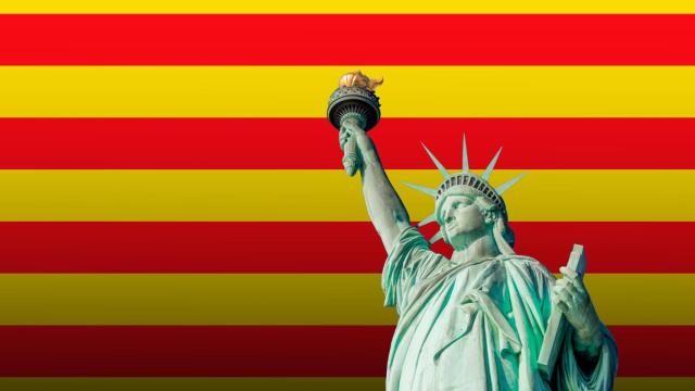 Creación con la Estatua de la Libertad y la bandera catalana