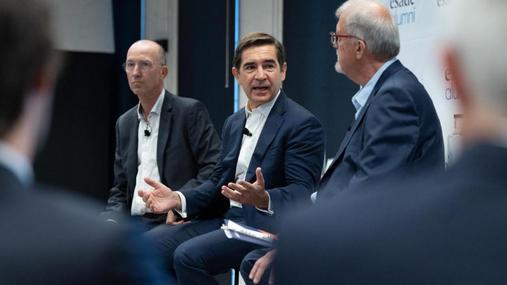 Carlos Torres, presidente de BBVA, en el centro de la imagen, durante su intervención en 'Matins Esade' / EP