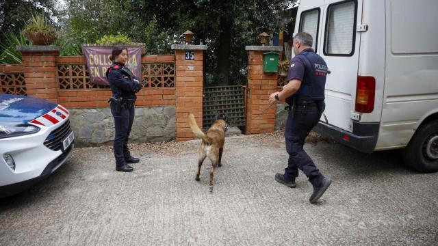 Agentes de los Mossos durante el dispositivo de este martes