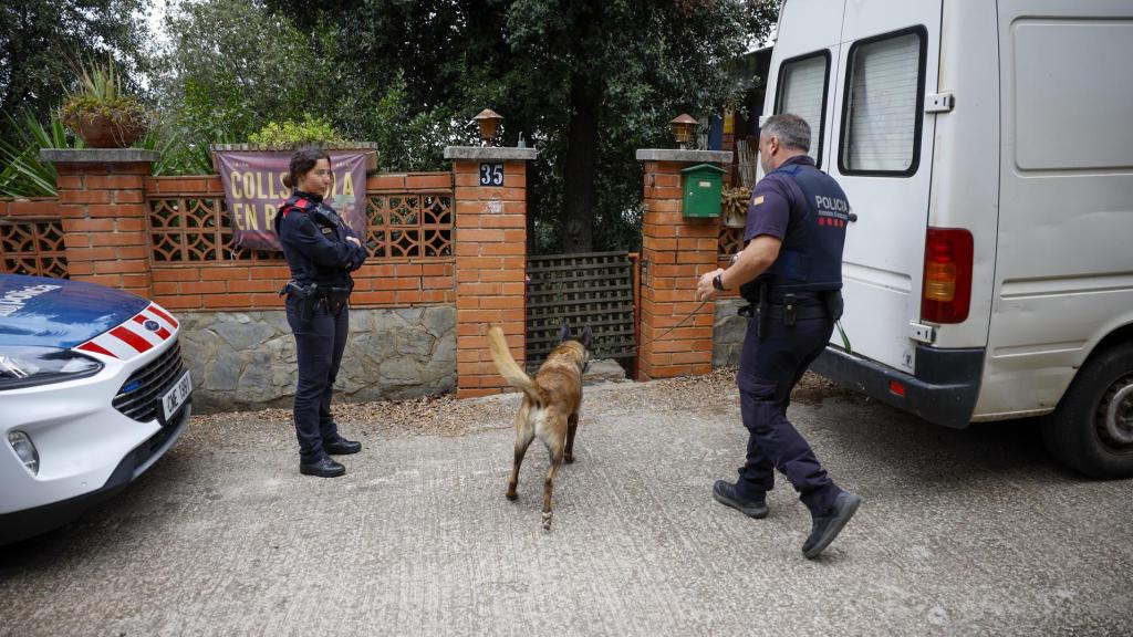 Agentes de los Mossos durante el dispositivo de este martes