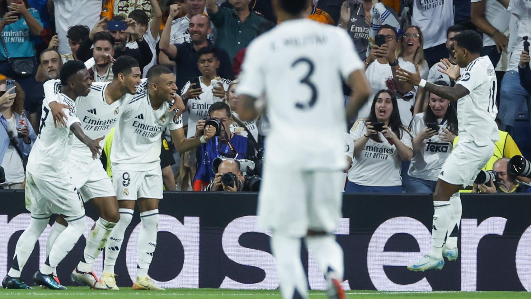 Los futbolista del Real Madrid festejan su primer triunfo en la Champions League 2024-25