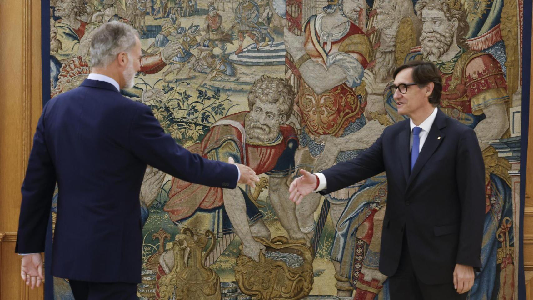 El rey Felipe VI, recibiendo al presidente de la Generalitat, Salvador Illa (d), en el Palacio de la Zarzuela