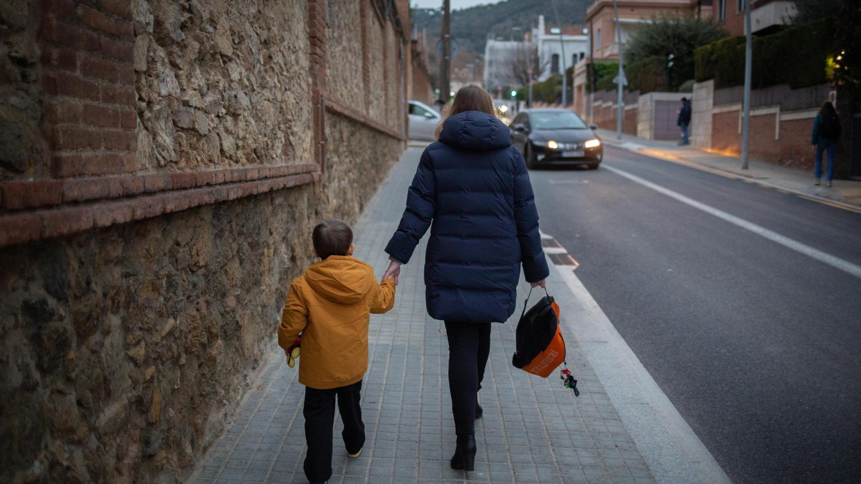 Una mujer lleva de la mano a un niño a clase, en una imagen de archivo no relacionada con la noticia