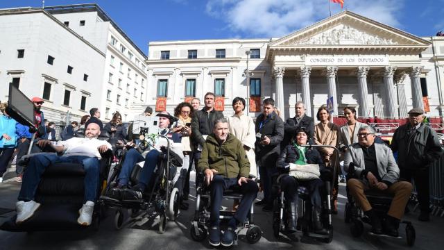 El exfutbolista y portavoz de ConELA, Juan Carlos Unzué (c) y en la segunda fila, el presidente de ConELA, Fernando Martín (c) y la diputada de Sumar, Tesh Sidi (1d), a 30 de octubre de 2023 frente al Congreso de los Diputados (Madrid)