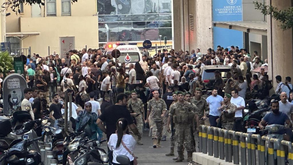 Soldados libaneses y miembros de Hizbulá se reúnen frente a un hospital donde se transportaba a personas heridas