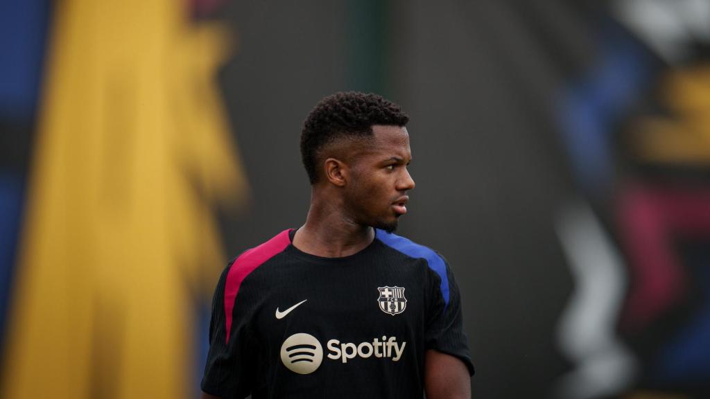 Ansu Fati, concentrado, en un entrenamiento del Barça