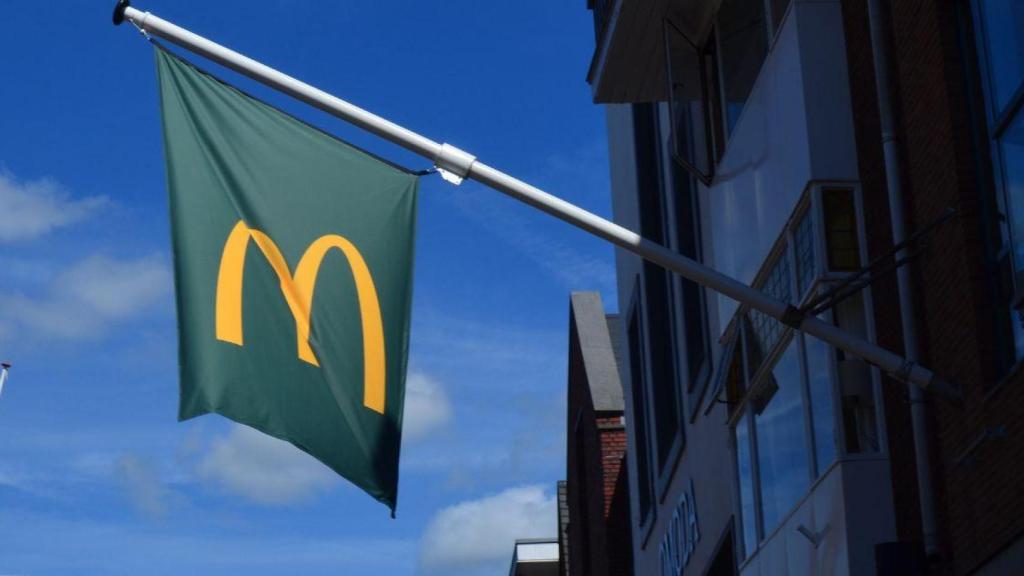 Una bandera con el logo de McDonald's