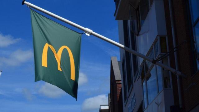 Una bandera con el logo de McDonald's