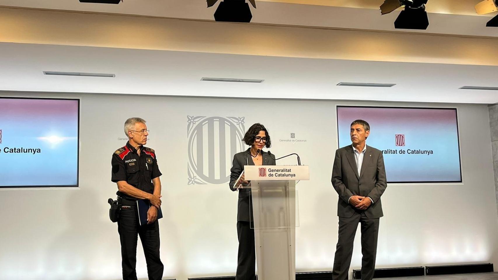 De izquierda a derecha: el comisario jefe de los Mossos, Miquel Esquius; la 'consellera' de Interior, Núria Parlon; y el director general, Josep Lluís Trapero