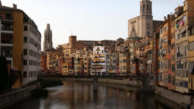 El río Onyar cruza el casco antiguo de Girona, una de las estampas más conocidas de la ciudad