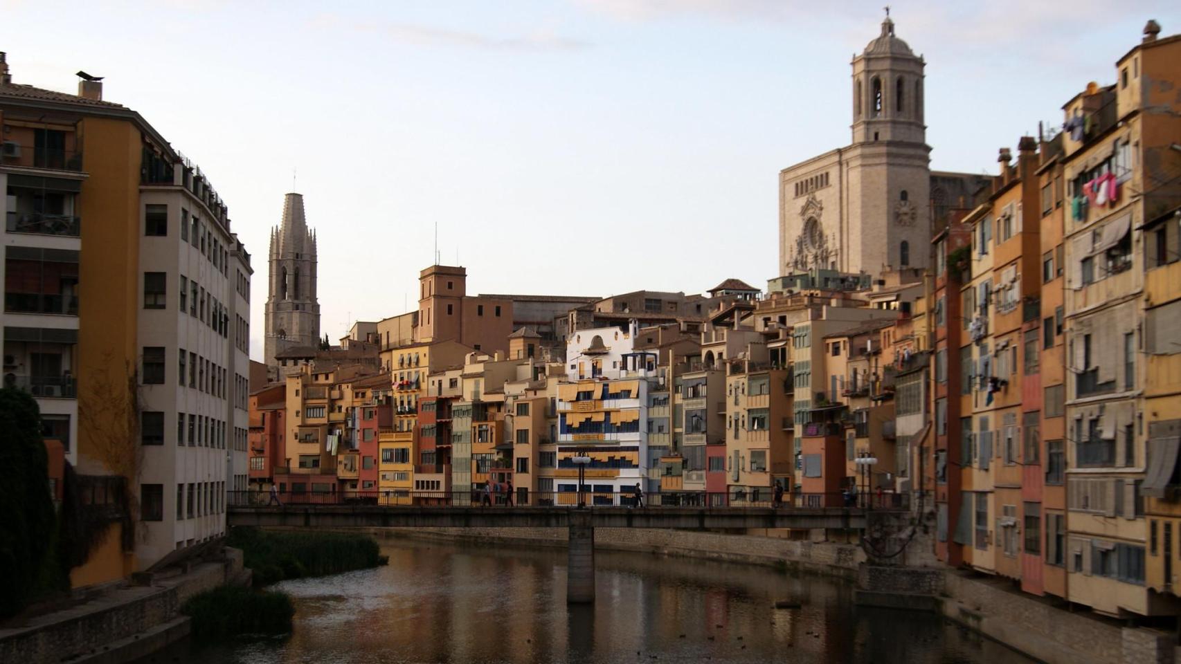 El río Onyar cruza el casco antiguo de Girona, una de las estampas más conocidas de la ciudad