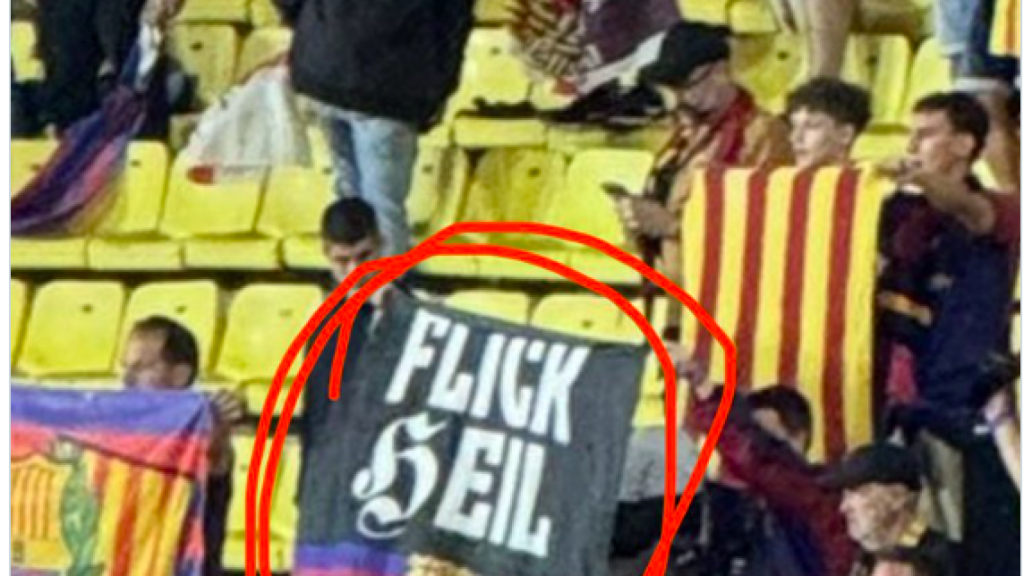 Bandera exhibida por seguidores del Barça en el Stade Louis II de muy mal gusto