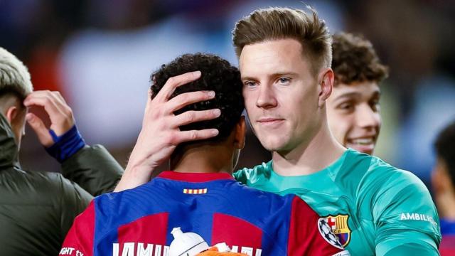 El abrazo entre Lamine Yamal y Ter Stegen, después de un partido del Barça