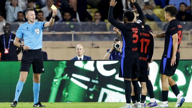 Balde protesta al árbitro en el Mónaco-Barça