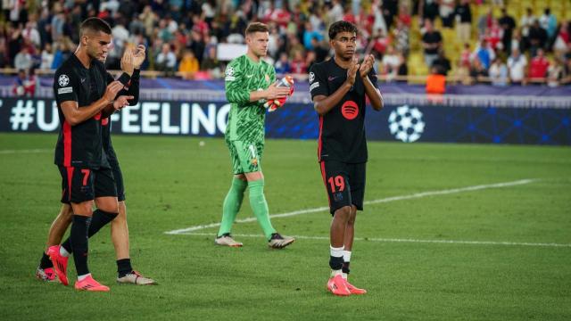 Los futbolistas del Barça aplauden el apoyo de los aficionados que asistieron a Mónaco