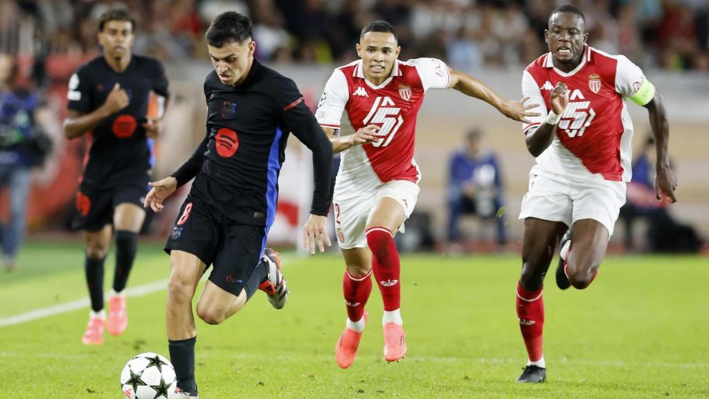 Pedri controla el balón anteel Mónaco.