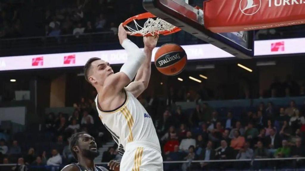 Mario Hezonja, jugador del Real Madrid, hace un mate