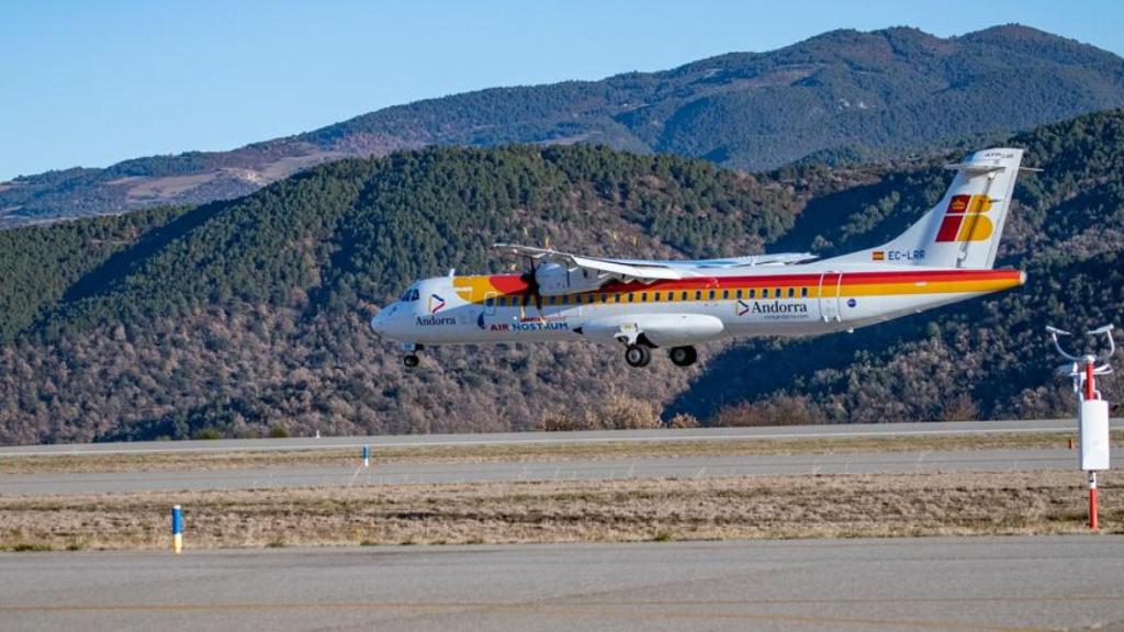 Un avión aterriza en el Aeropuerto de Andorra-La Seu